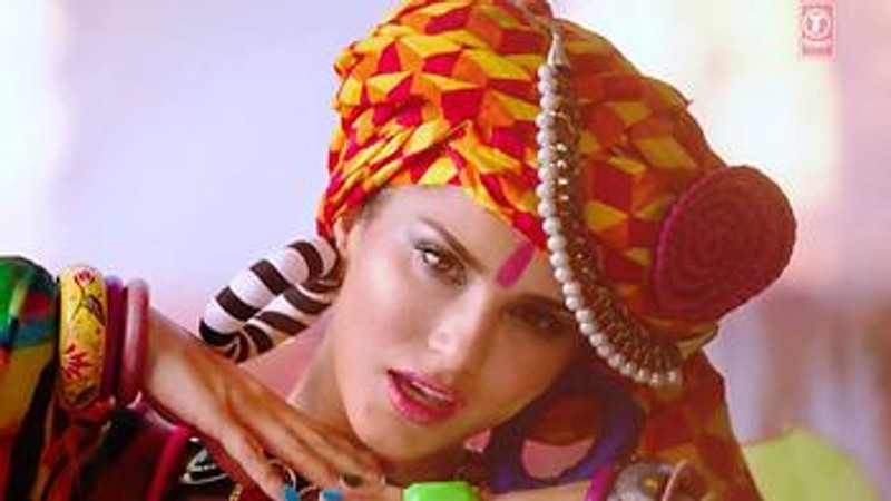 Glamorous Ankhiyaan