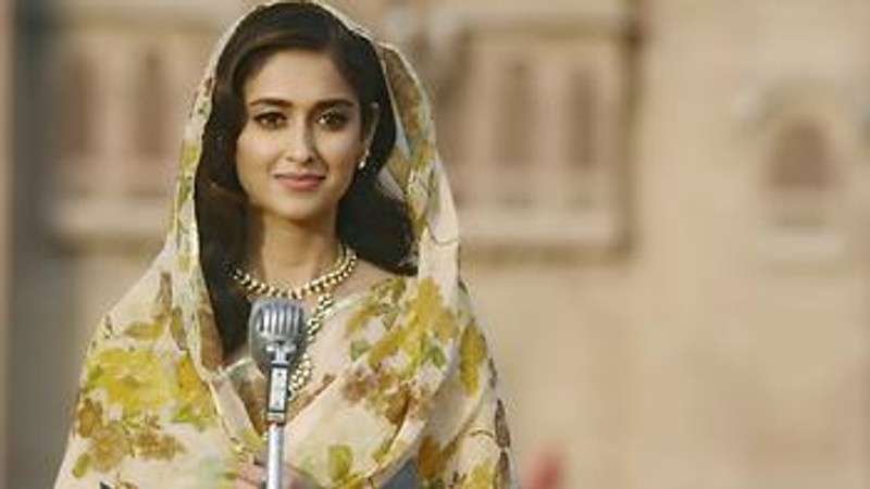 Mere Rashke Qamar