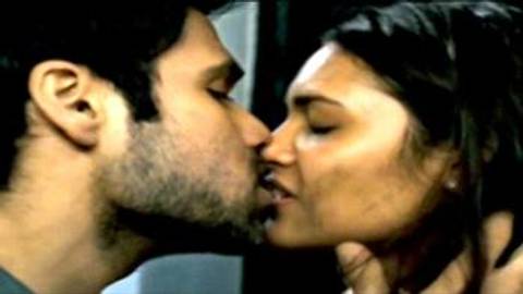 Deewana Kar Raha Hai (Censored)